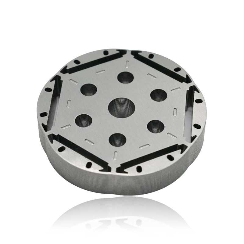 Quomodo consilium motoris Statoris Core automotivum commovet interventus electromagnetici a motore emisso?